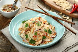 Салат с курицей и рисовой лапшой по-тайски