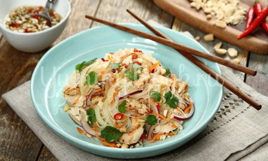 Рецепт салата с курицей и рисовой лапшой по-тайски