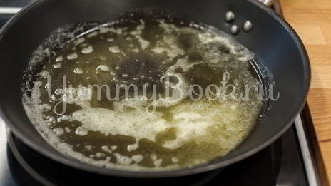 салат с курицей и рисовой лапшой по-тайски