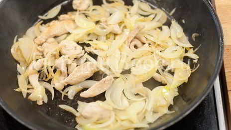 салат с курицей и рисовой лапшой по-тайски