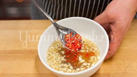 салат с курицей и рисовой лапшой по-тайски