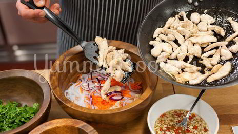 салат с курицей и рисовой лапшой по-тайски