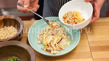 салат с курицей и рисовой лапшой по-тайски