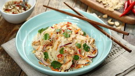 салат с курицей и рисовой лапшой по-тайски
