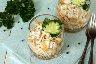 Салат с курицей и яичными блинчиками