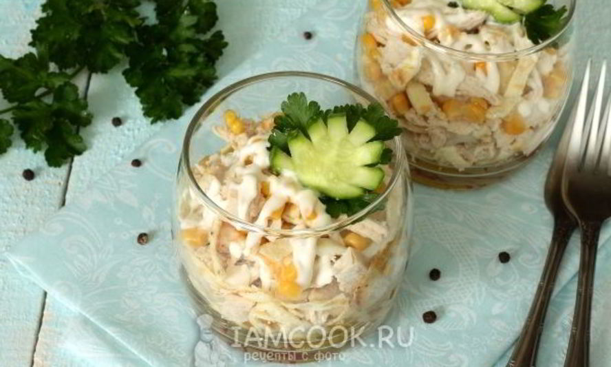 Рецепт салата с курицей и яичными блинчиками
