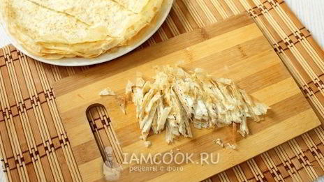 салат с курицей и яичными блинчиками