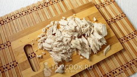 салат с курицей и яичными блинчиками