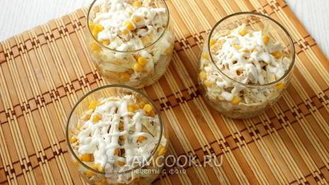 салат с курицей и яичными блинчиками