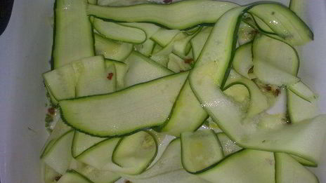 салат с лентами из цукини