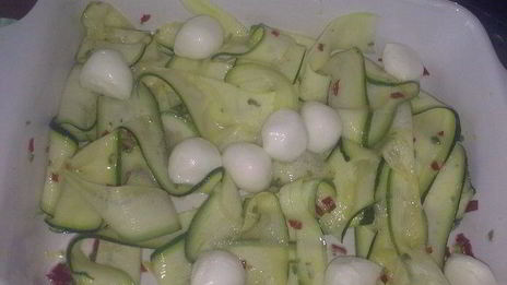 салат с лентами из цукини