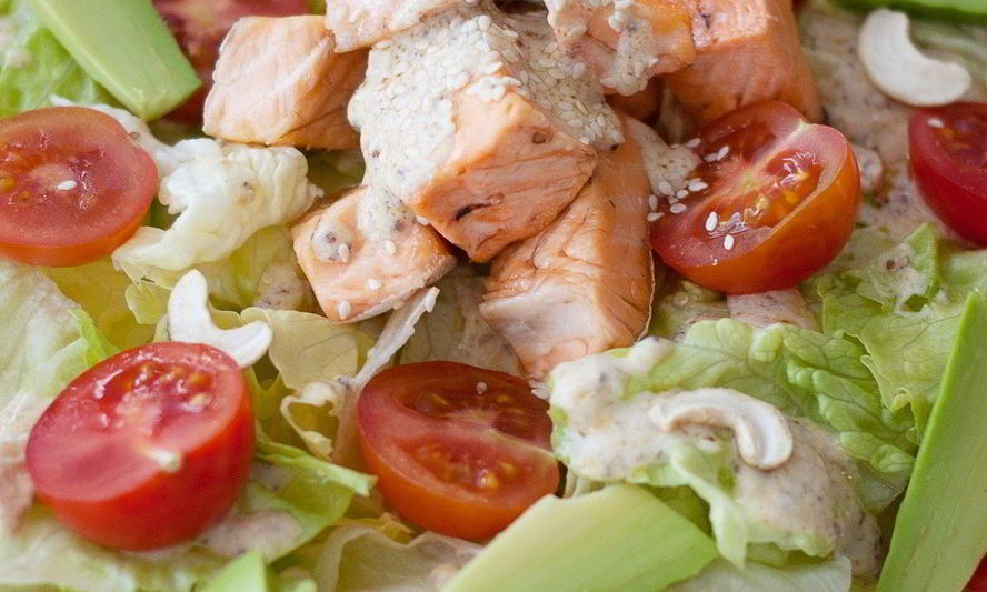 Рецепт салата с лососем в острой заправке