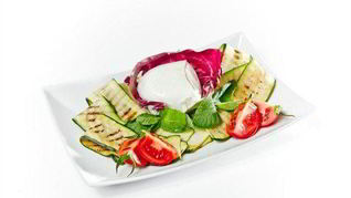 Салат с моцареллой и цукини