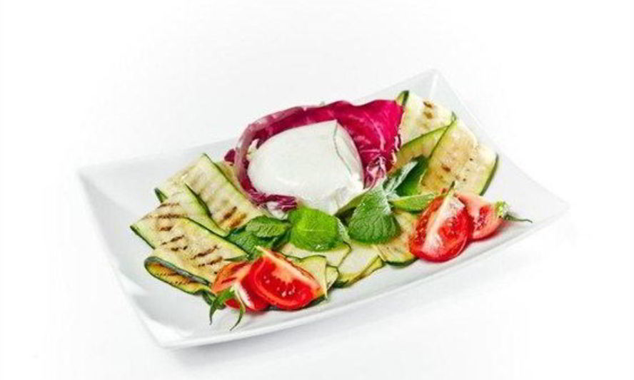 Рецепт салата с моцареллой и цукини