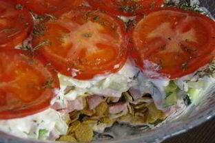 Салат с огурцами, помидорами и кукурузными хлопьями Радуга