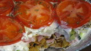 Салат с огурцами, помидорами и кукурузными хлопьями Радуга