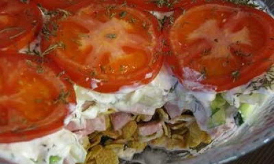 Рецепт салата с огурцами, помидорами и кукурузными хлопьями радуга