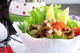 Салат с опятами, овощами и кедровыми орешками