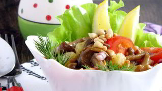 Салат с опятами, овощами и кедровыми орешками