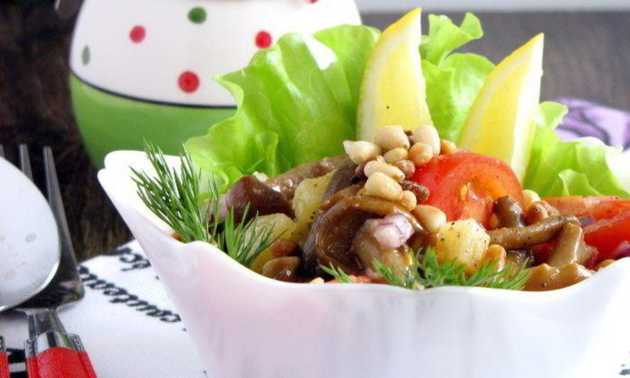 Рецепт салата с опятами, овощами и кедровыми орешками