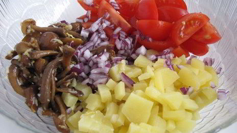 салат с опятами, овощами и кедровыми орешками