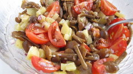 салат с опятами, овощами и кедровыми орешками