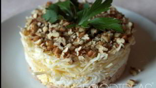 Салат с отварной говядиной и солеными огурцами и грецкими орехами