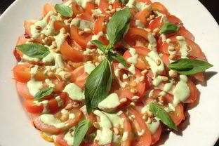 Салат с персиками и помидорами