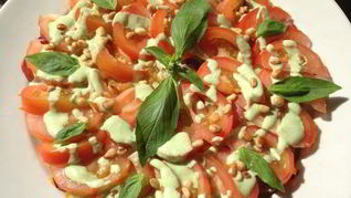 Салат с персиками и помидорами