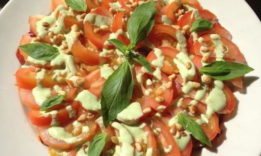 Рецепт салата с персиками и помидорами