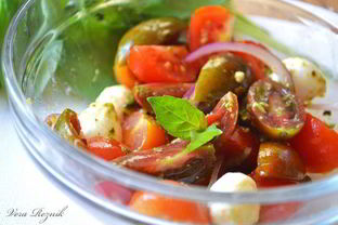 Салат с помидорами черри, моцареллой и соусом песто