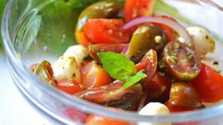 Салат с помидорами черри, моцареллой и соусом песто