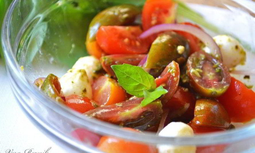 Рецепт салата с помидорами черри, моцареллой и соусом песто