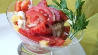 Салат с помидорами, курицей и сыром