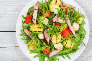 Салат с помидорами, сыром и колбасой