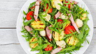 Салат с помидорами, сыром и колбасой