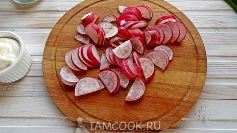 салат с редиской, огурцом и яйцом