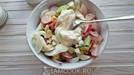 салат с редиской, огурцом и яйцом