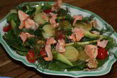 Салат с семгой, молодым картофелем и авокадо