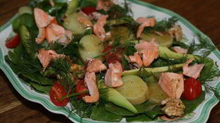 Салат с семгой, молодым картофелем и авокадо
