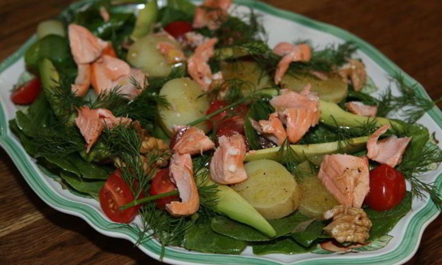 Рецепт салата с семгой, молодым картофелем и авокадо