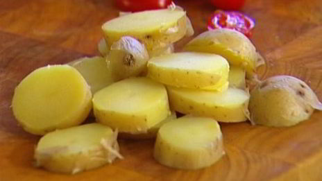 салат с семгой, молодым картофелем и авокадо