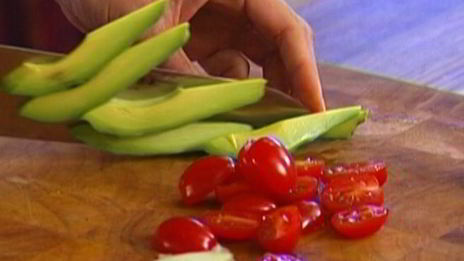 салат с семгой, молодым картофелем и авокадо