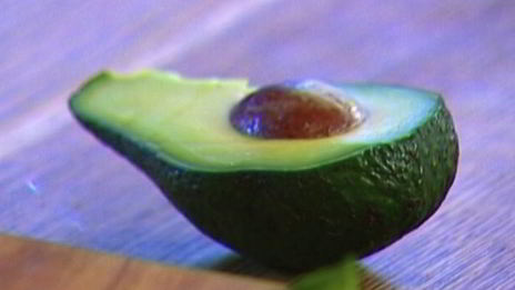 салат с семгой, молодым картофелем и авокадо