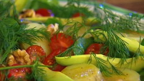 салат с семгой, молодым картофелем и авокадо