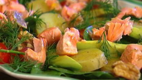 салат с семгой, молодым картофелем и авокадо