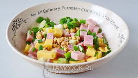 салат с шампиньонами и ветчиной