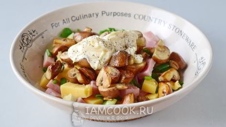 салат с шампиньонами и ветчиной