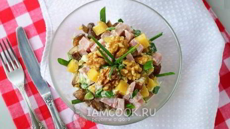 салат с шампиньонами и ветчиной