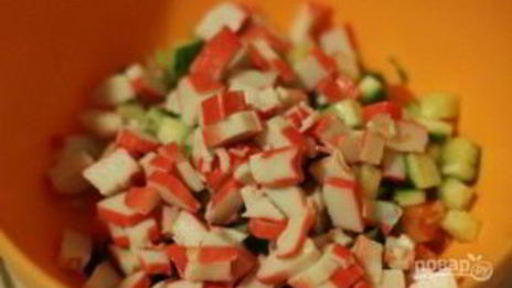 салат с сухариками и крабовыми палочками